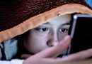 சிறுவர்கள் ஒரு நாளைக்கு 2 மணி நேரத்துக்கு மேல் ஸ்மார்ட்போன் பயன்படுத்த சீன அரசு கட்டுப்பாடு | China restricts children from using smartphones for more than 2 hours a day